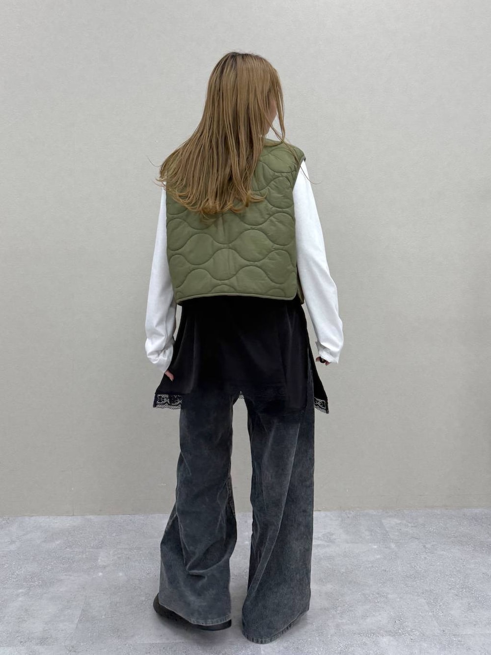 ホワイト系のTシャツ/カットソー、ブラック系のドレスシューズ、グレー系のその他パンツを着用したレディースの秋コーディネートの5枚目の写真