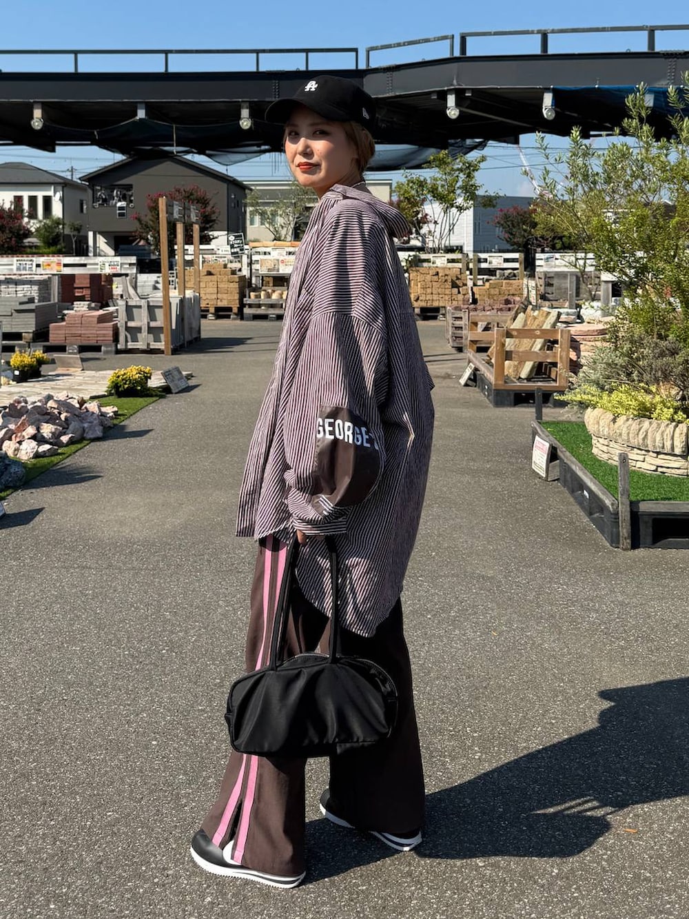 ブラウン系のその他パンツを着用したレディースの秋コーディネートの3枚目の写真