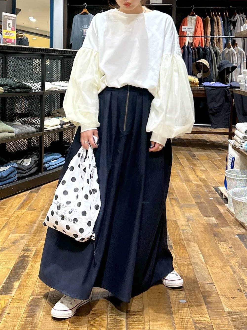 ブラック系のショルダーバッグ、ブルー系のスカートを着用したレディースの冬コーディネートの3枚目の写真