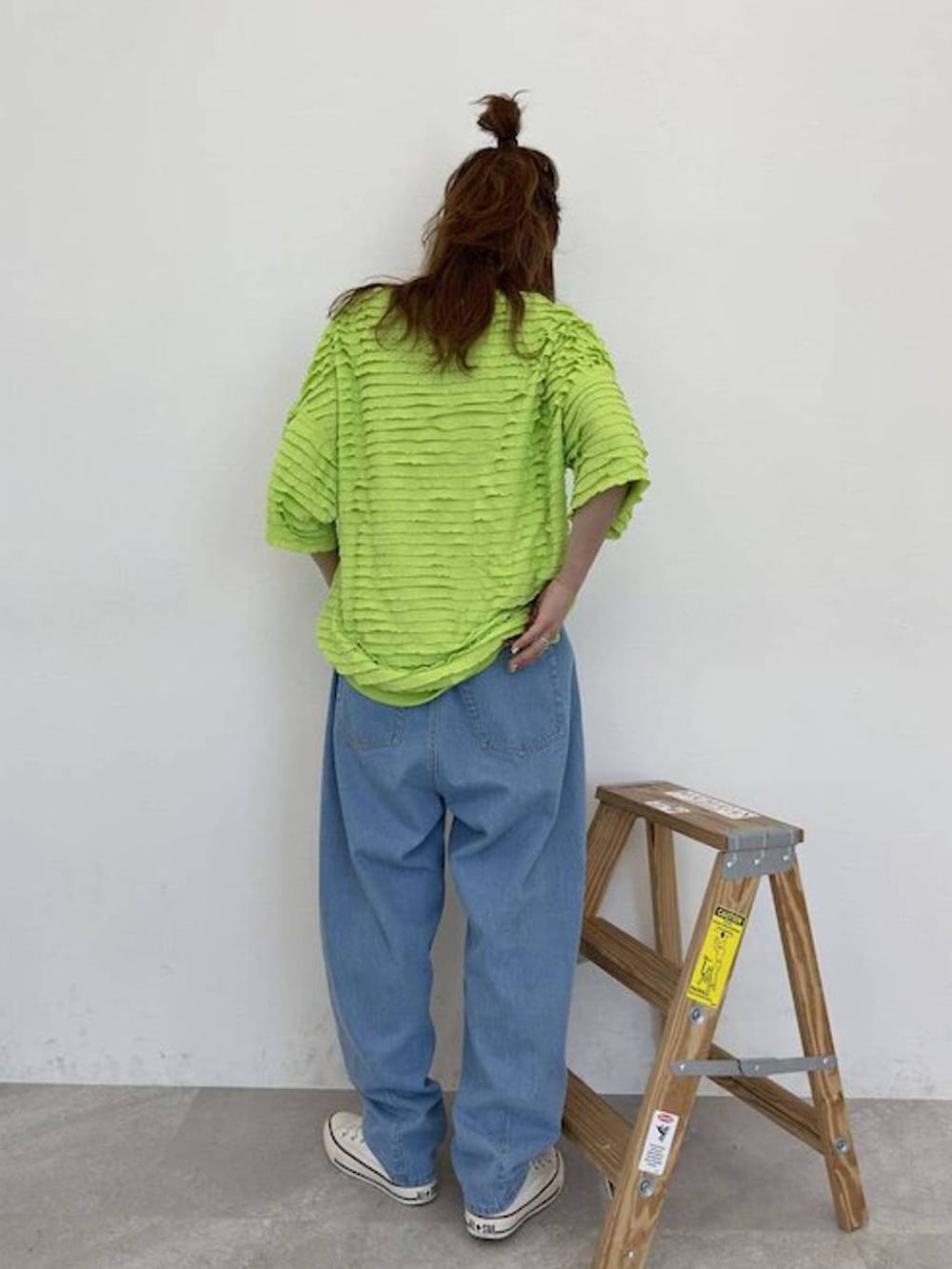 ブルー系のその他パンツ、その他の食器を着用したレディースの春コーディネートの3枚目の写真