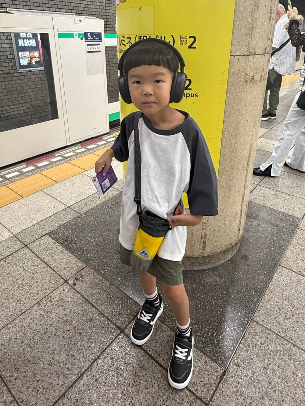 グリーン系のアウトドアグッズを着用したキッズの夏コーディネートの2枚目の写真