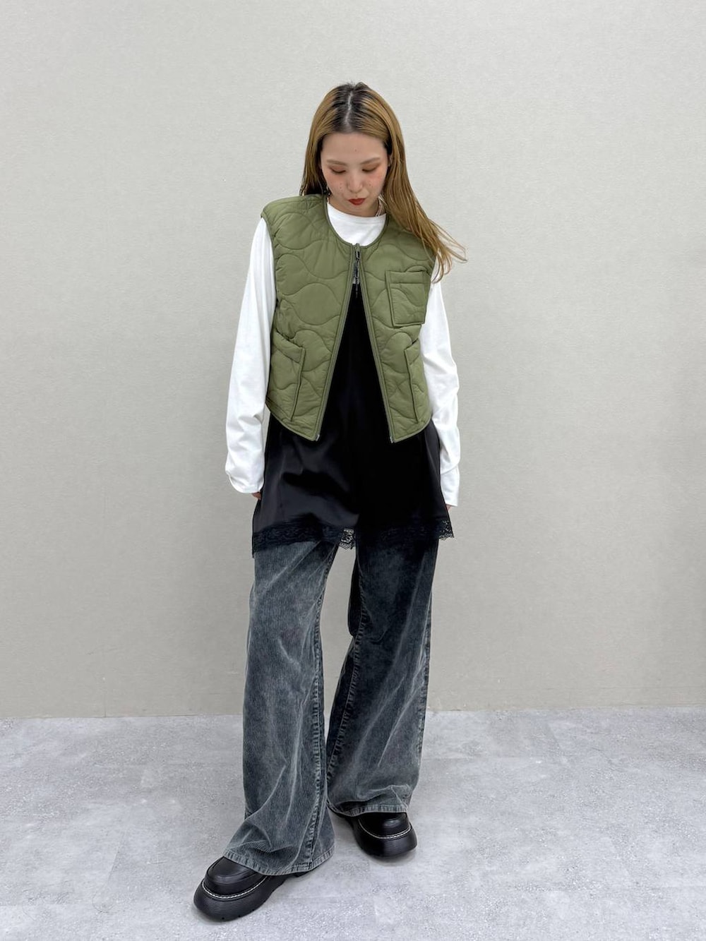 ホワイト系のTシャツ/カットソー、ブラック系のドレスシューズ、グレー系のその他パンツを着用したレディースの秋コーディネートの3枚目の写真