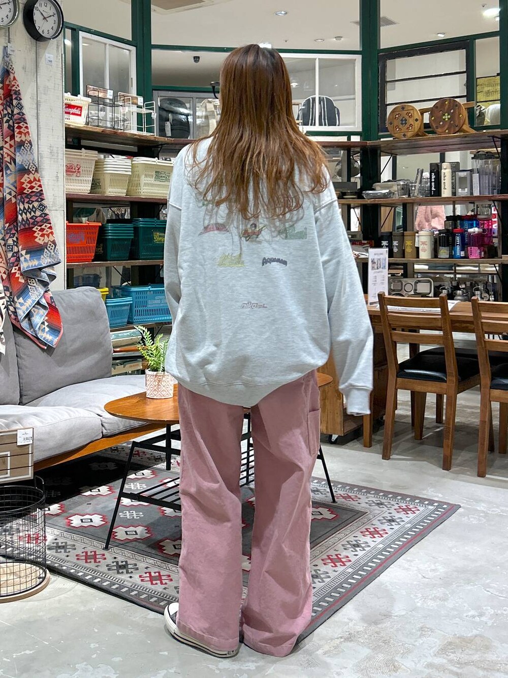ピンク系のその他パンツ、グレー系のスウェットを着用したレディースの冬コーディネートの3枚目の写真