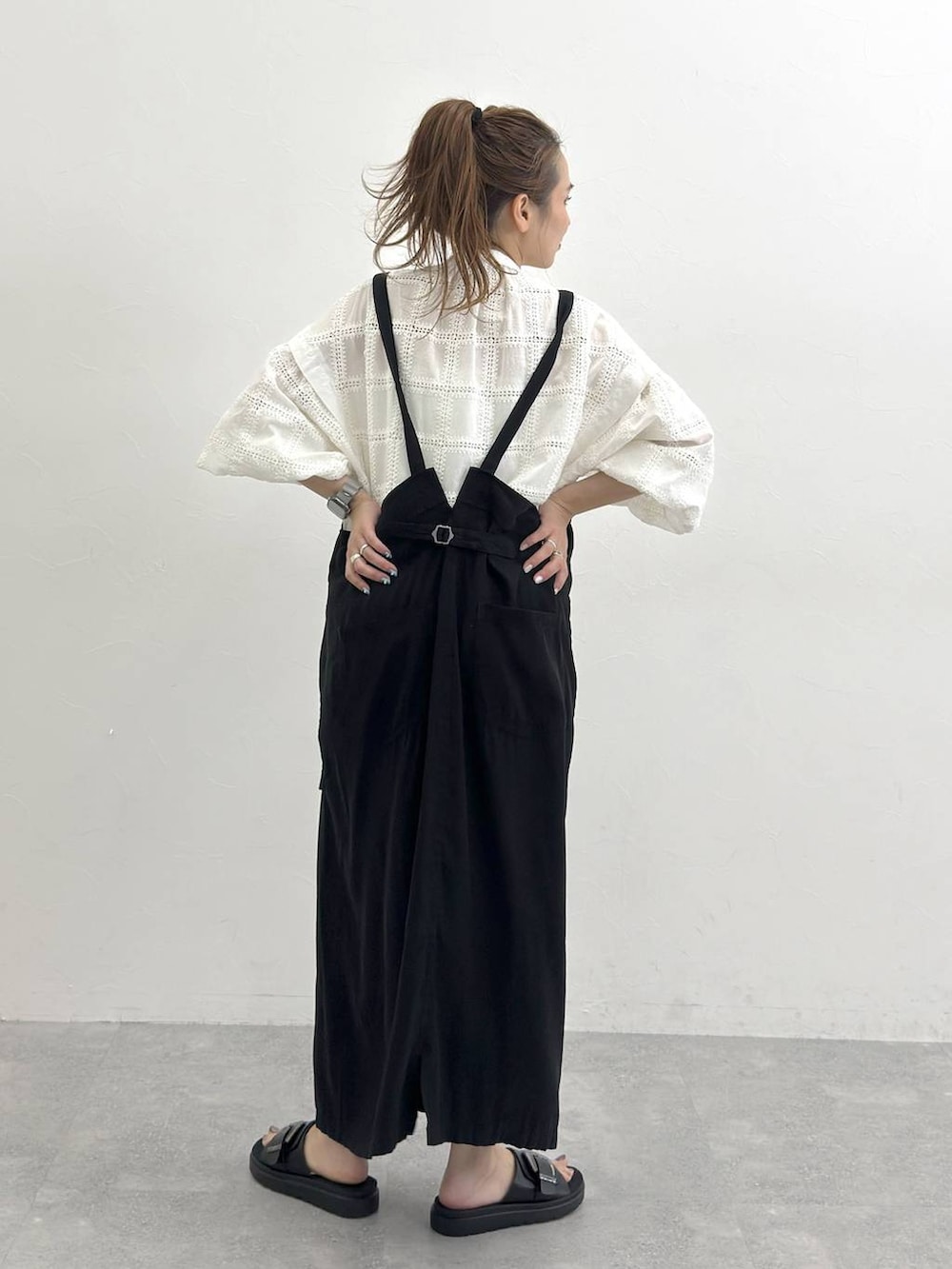 ブラック系のサンダル、ホワイト系のシャツ/ブラウスを着用したレディースの春コーディネートの3枚目の写真