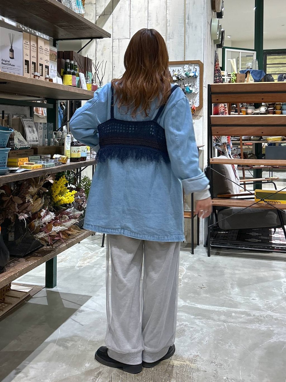 ブルー系のテーラードジャケット、ブルー系のその他トップス、ブラック系のローファーを着用したレディースの春コーディネートの4枚目の写真