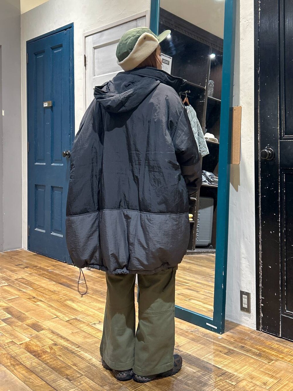 その他のブルゾン、ブラウン系のスニーカー、ベージュ系のショルダーバッグを着用したレディースの冬コーディネートの4枚目の写真