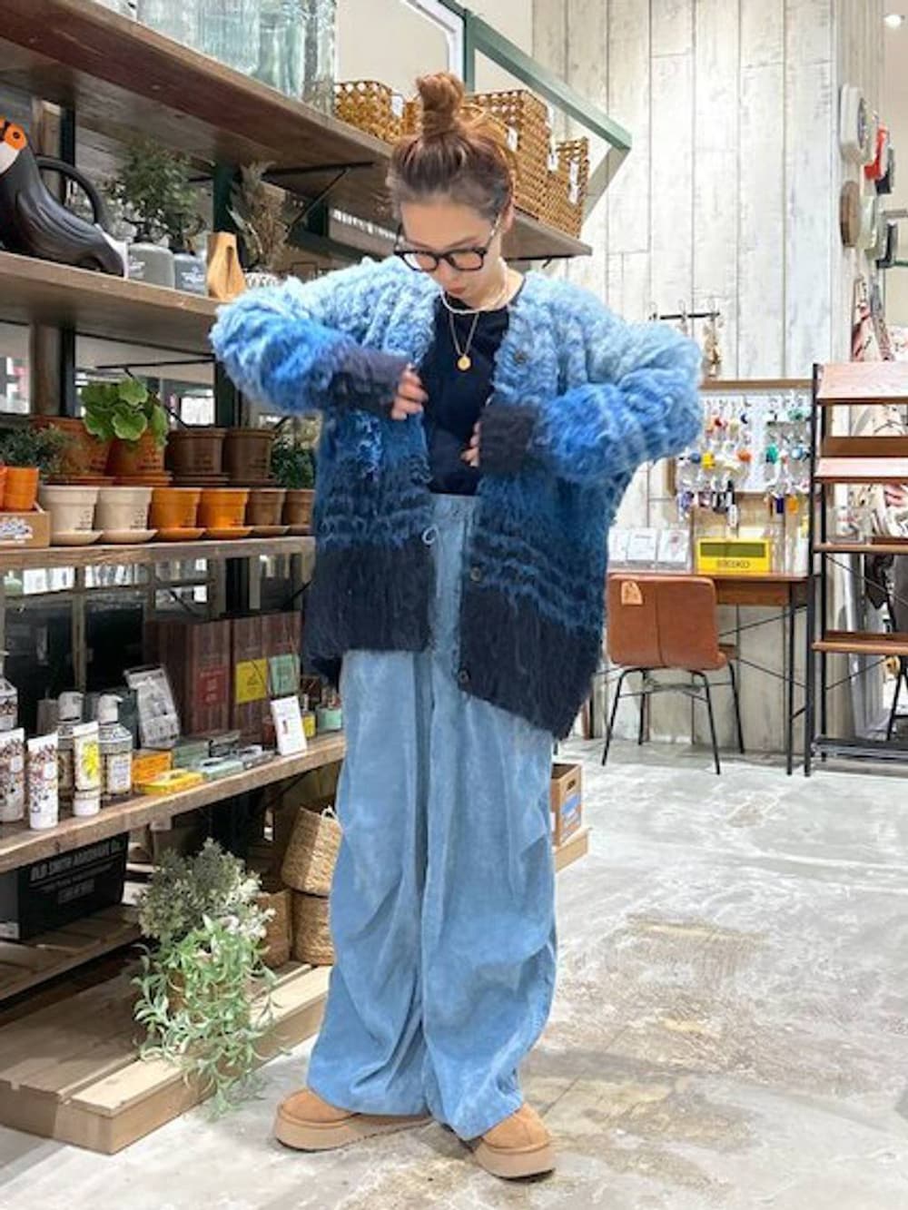 ブルー系のその他パンツ、ブルー系のその他トップス、ブルー系のカーディガン/ボレロを着用したレディースの冬コーディネートの4枚目の写真