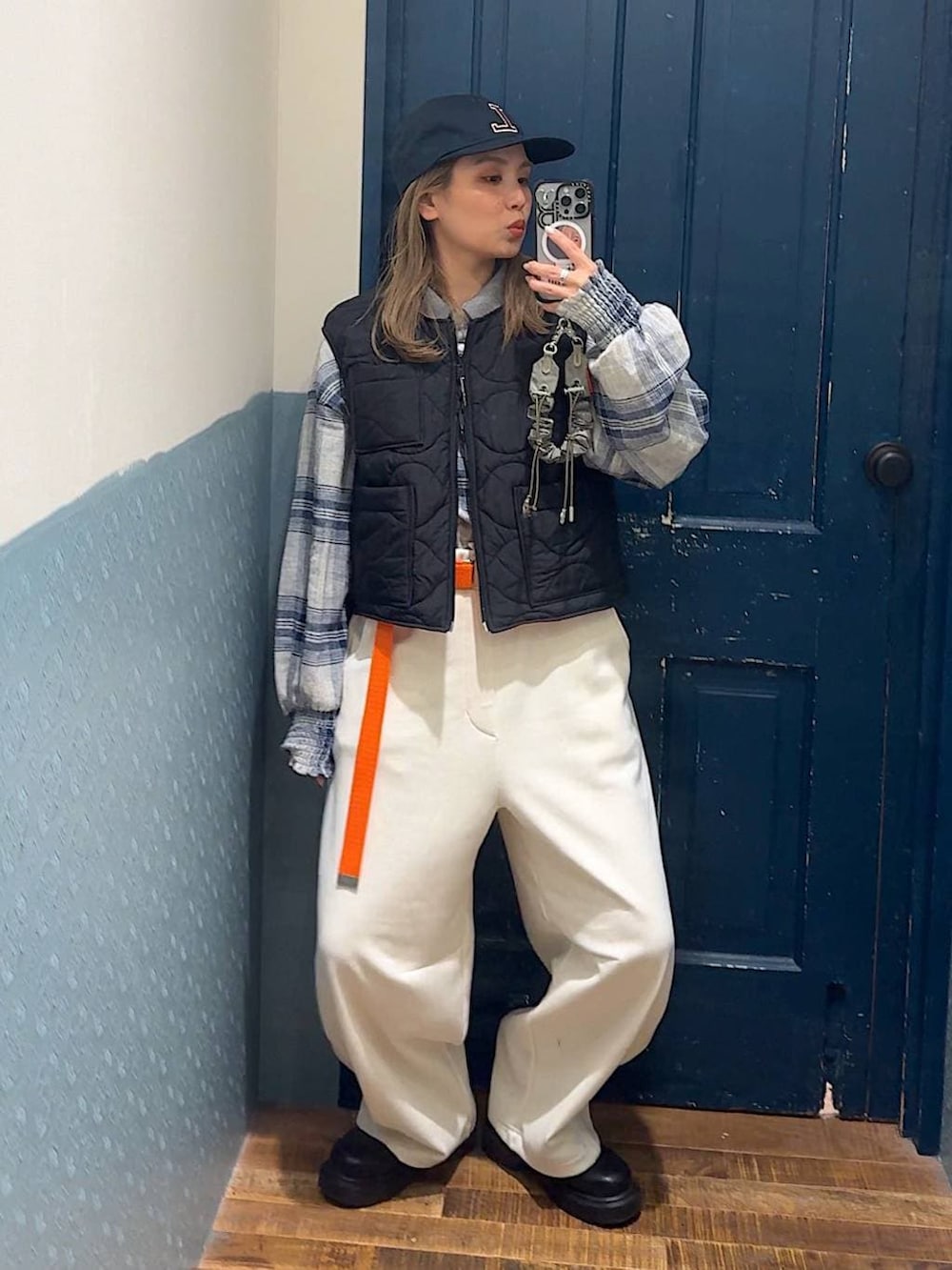 ブルー系のシャツ/ブラウス、ベージュ系のその他パンツ、ブラック系のブーツを着用したレディースの秋コーディネートの2枚目の写真