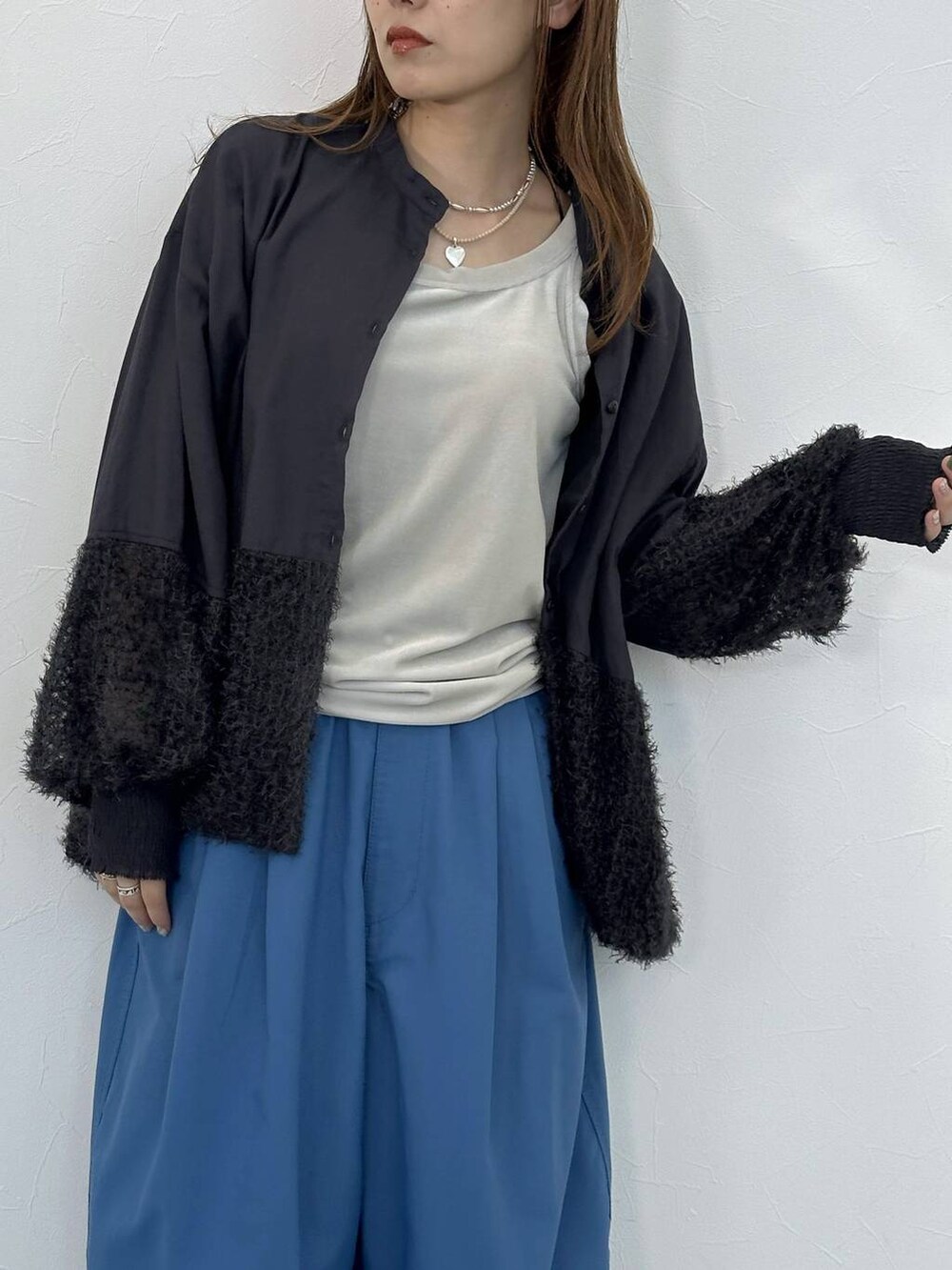 グレー系のタンクトップ、ブルー系のその他パンツ、ブラック系のシャツ/ブラウスを着用したレディースの夏コーディネートの5枚目の写真