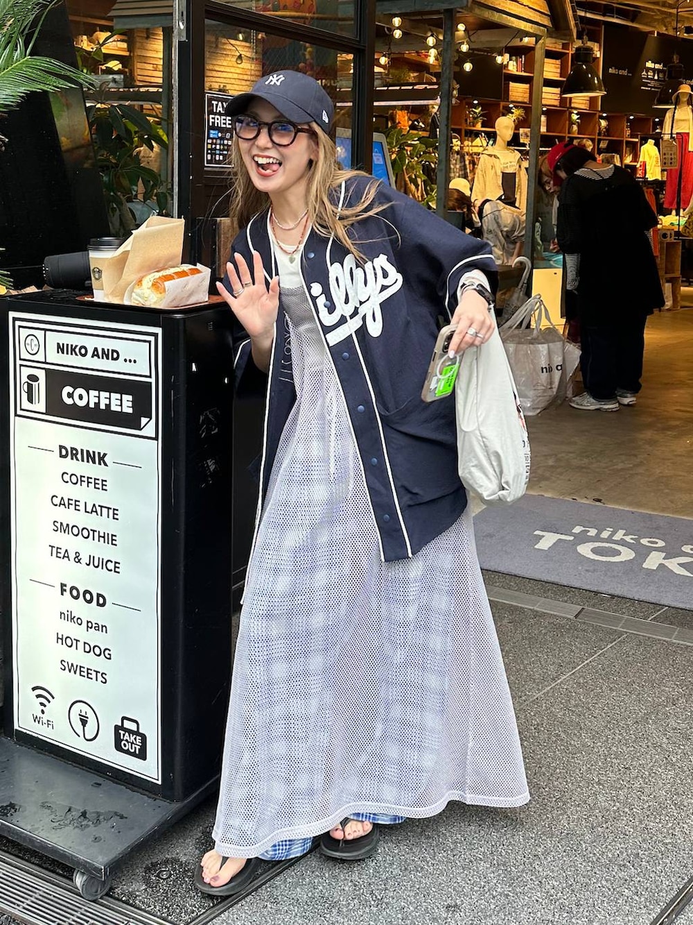 ベージュ系のタンクトップ、グレー系のエコバッグ/サブバッグを着用したレディースの春コーディネートの3枚目の写真