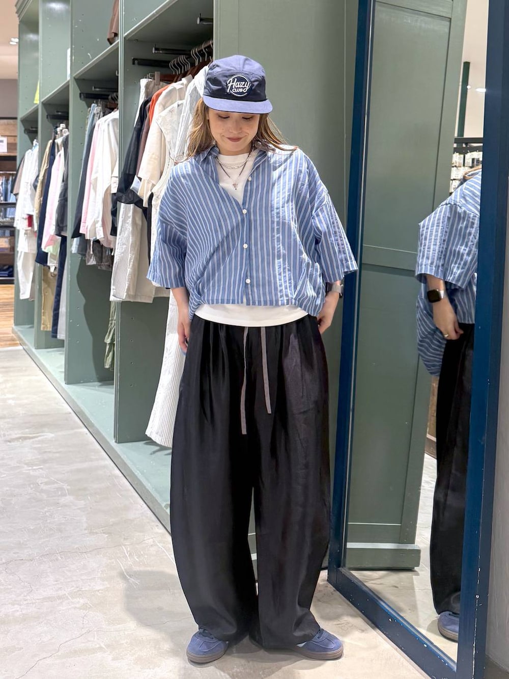 ホワイト系のTシャツ/カットソー、ブルー系のシャツ/ブラウスを着用したレディースの春コーディネートの2枚目の写真