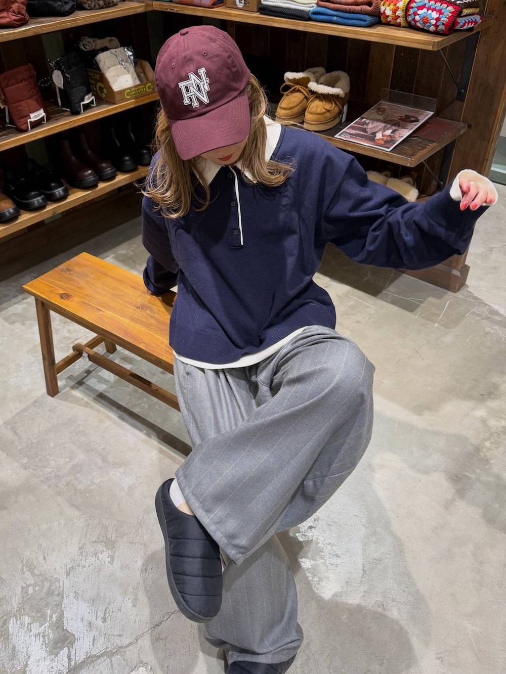 レッド系のキャップを着用したレディースの冬コーディネートの2枚目の写真