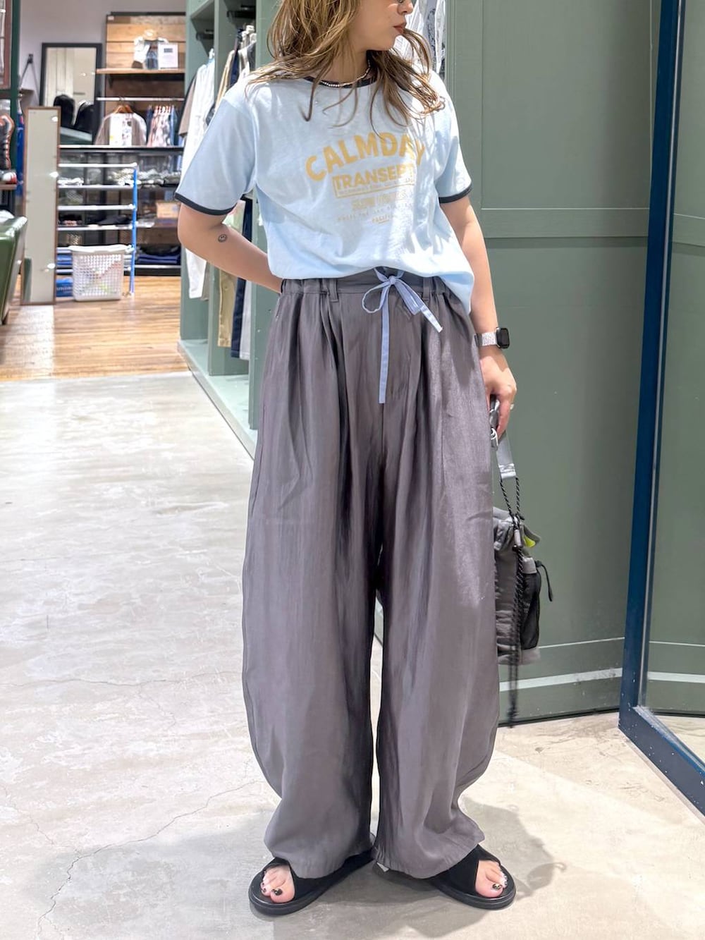 ブルー系のTシャツ/カットソーを着用したレディースの春コーディネートの3枚目の写真