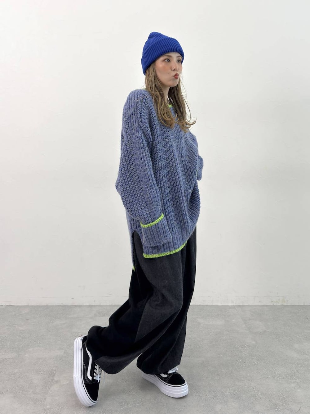 ブラック系のその他パンツ、ブルー系のニット/セーターを着用したレディースの秋コーディネートの3枚目の写真