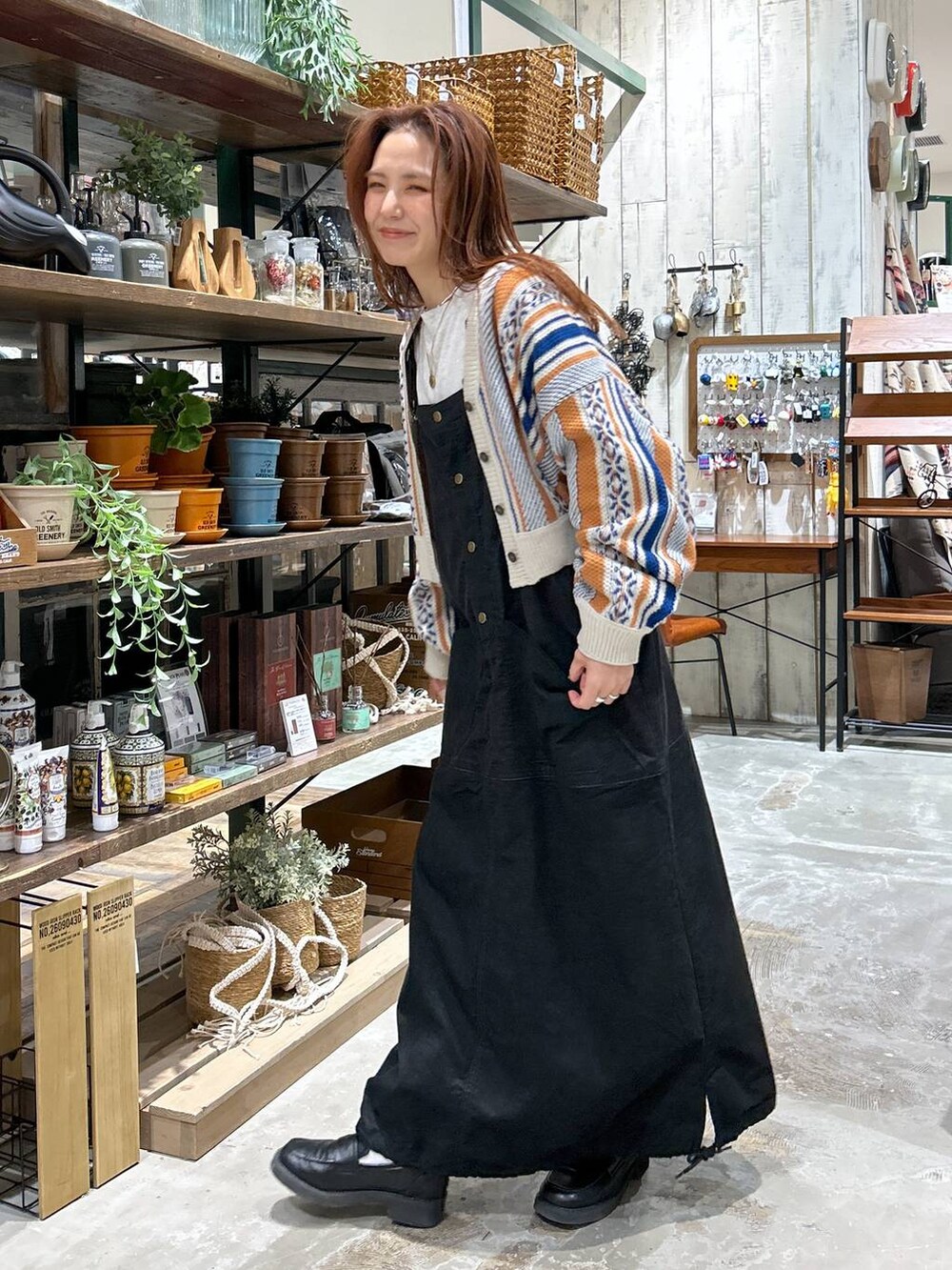 ブラック系のローファー、オレンジ系のカーディガン/ボレロ、グレー系のショルダーバッグを着用したレディースの冬コーディネートの3枚目の写真