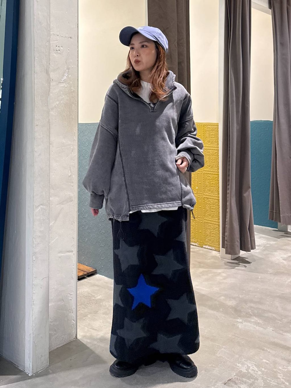 ホワイト系のTシャツ/カットソー、その他のパーカー、ブラック系のスカートを着用したレディースの秋コーディネートの3枚目の写真