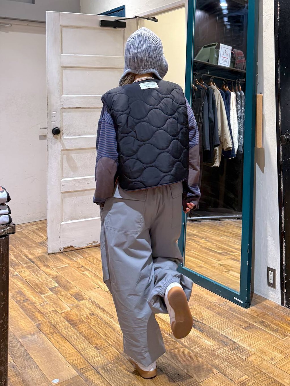 ブラウン系のTシャツ/カットソー、グレー系のその他パンツ、ブラック系のベストを着用したレディースの冬コーディネートの3枚目の写真