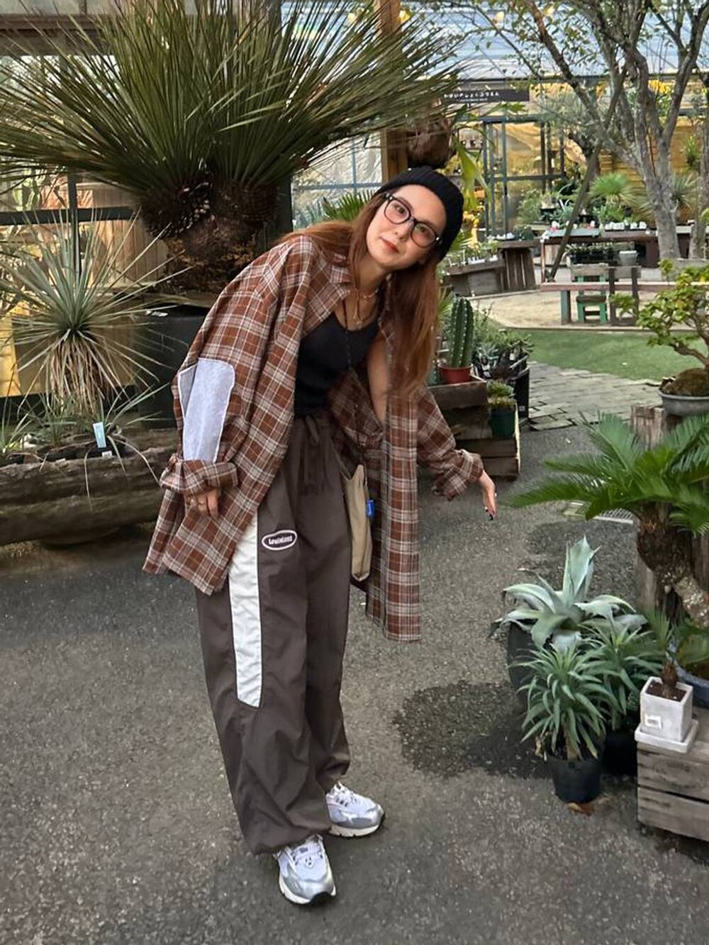 ベージュ系のショルダーバッグ、グレー系のスニーカー、ブラウン系のその他パンツを着用したレディースの秋コーディネートの2枚目の写真