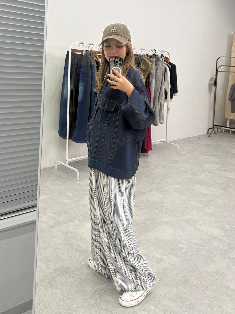 ブルー系のその他パンツ、ブルー系のブルゾンを着用したレディースの夏コーディネートの3枚目の写真