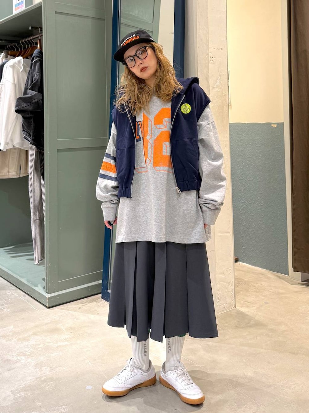 ブラック系のその他パンツ、ブルー系のベストを着用したレディースの冬コーディネートの2枚目の写真