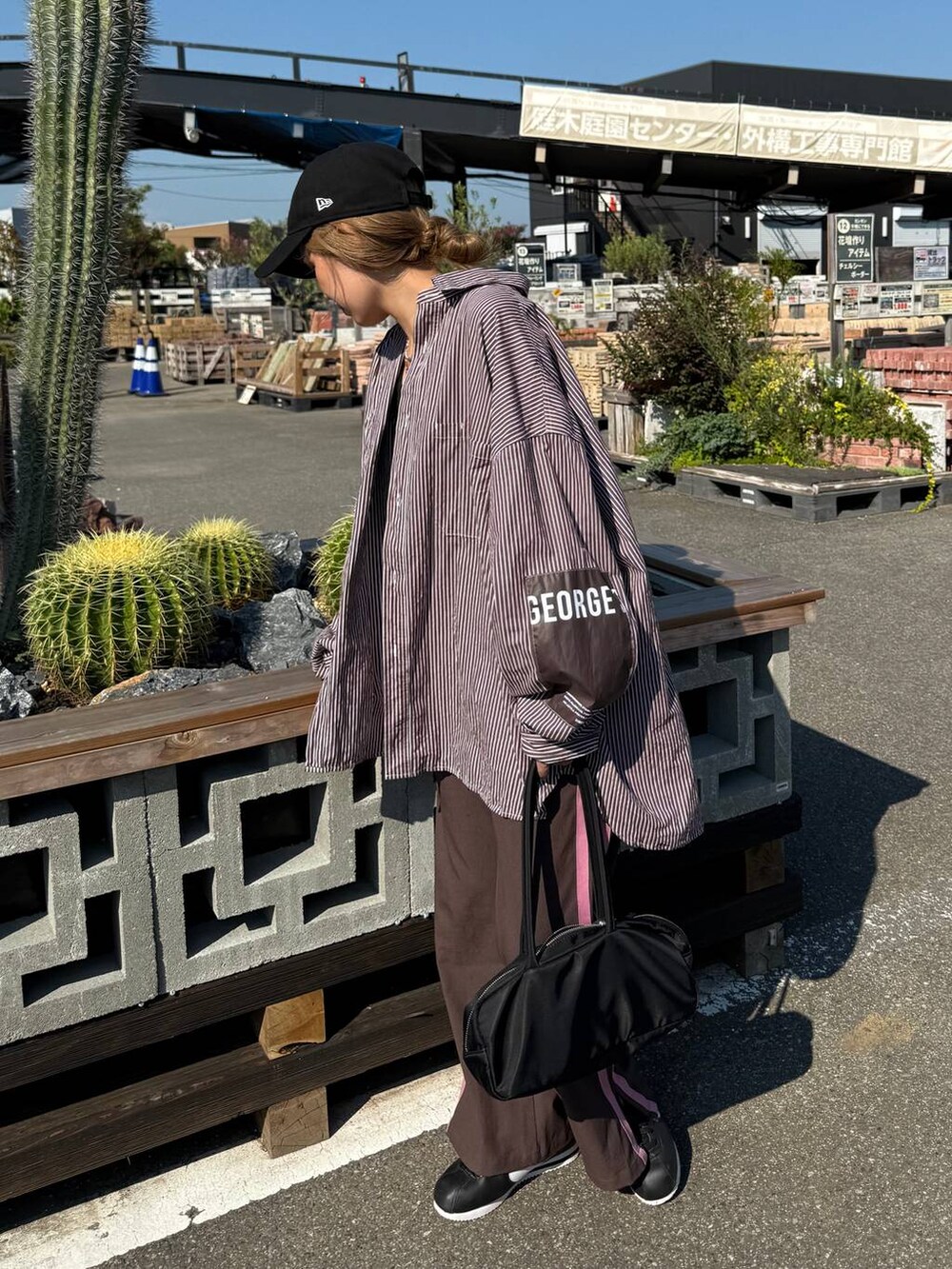 ブラウン系のその他パンツを着用したレディースの秋コーディネートの5枚目の写真