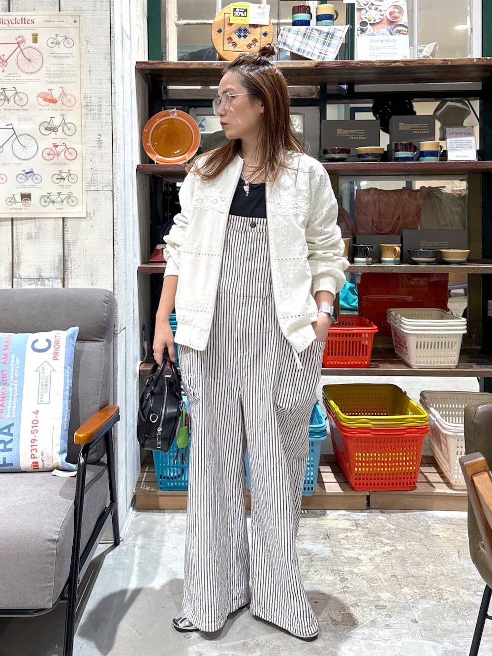 シルバー系のパンプス、ブラック系のTシャツ/カットソー、ホワイト系のブルゾンを着用したレディースの春コーディネートの2枚目の写真