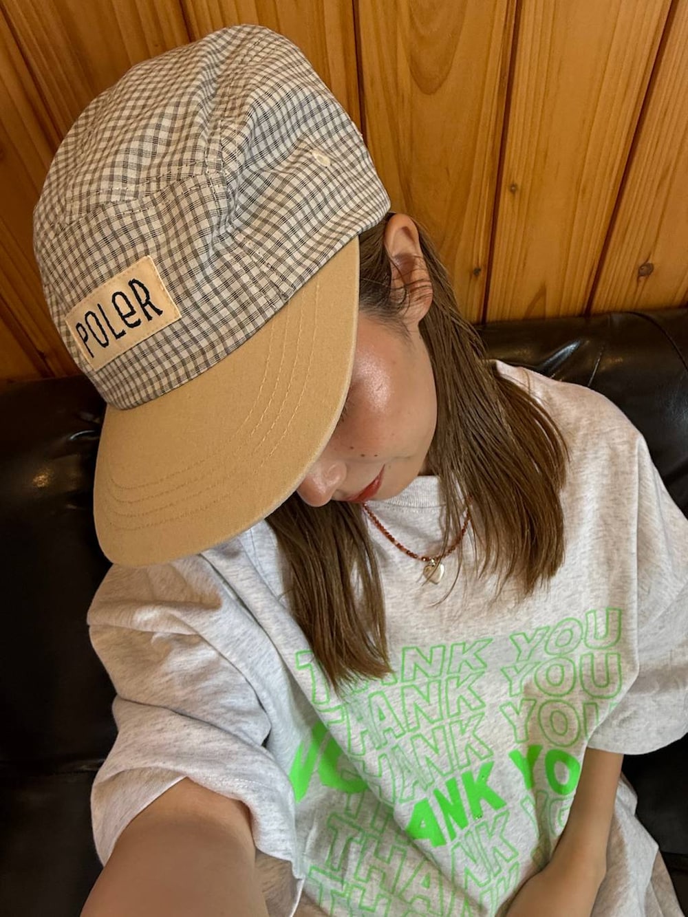 イエロー系のキャップを着用したレディースの夏コーディネートの2枚目の写真