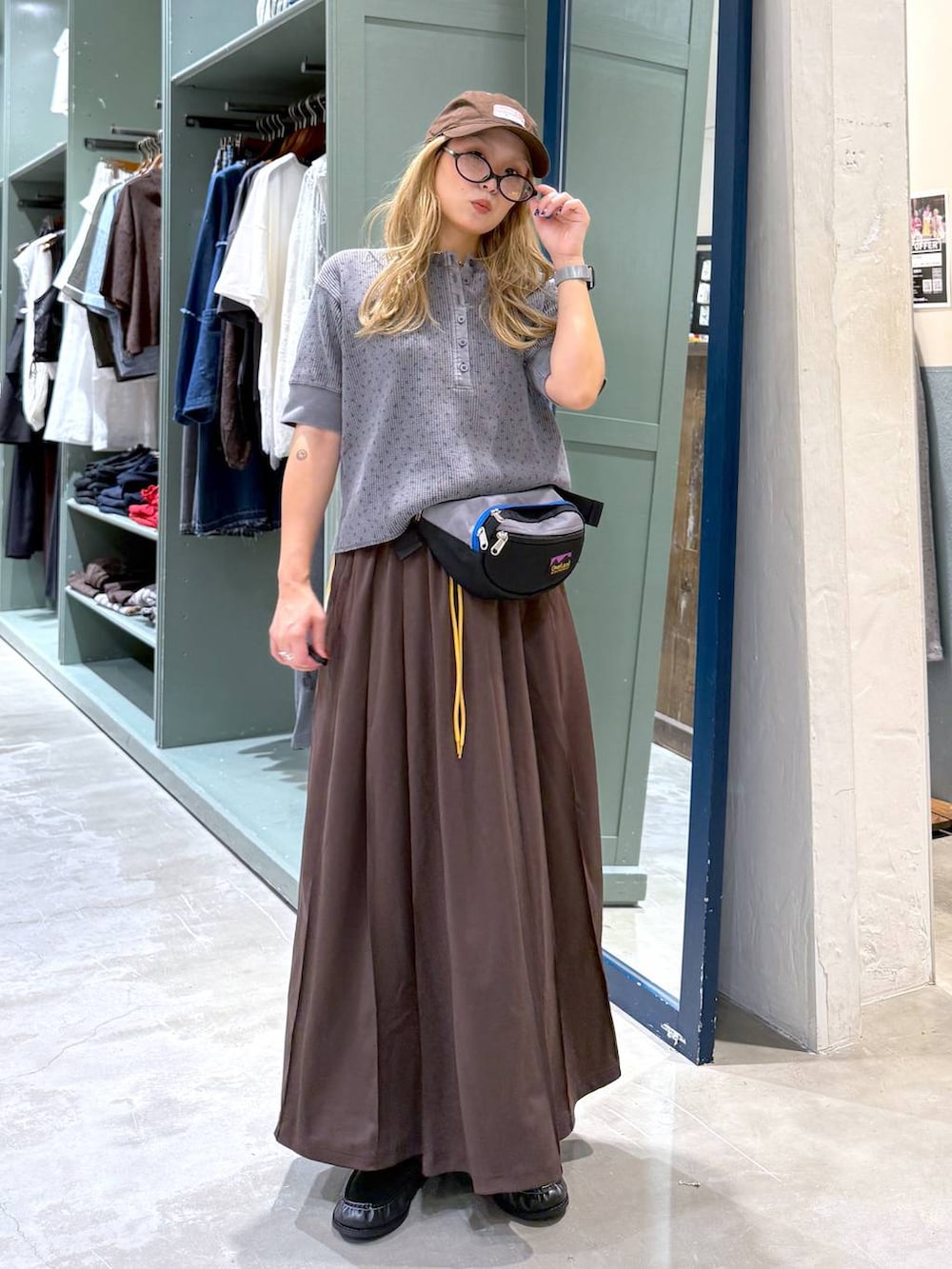 ブラック系のローファー、グレー系のボディバッグ/ウエストポーチ、その他のTシャツ/カットソーを着用したレディースの秋コーディネートの2枚目の写真