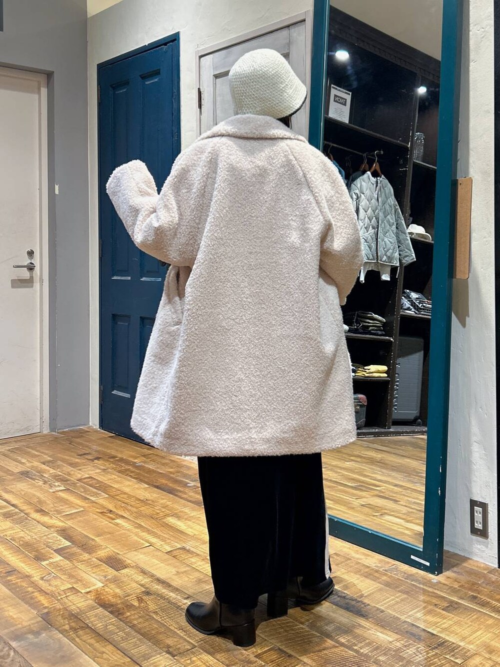 ベージュ系のその他アウター、ブラック系のブーツ、ブラック系のニット/セーターを着用したレディースの冬コーディネートの4枚目の写真