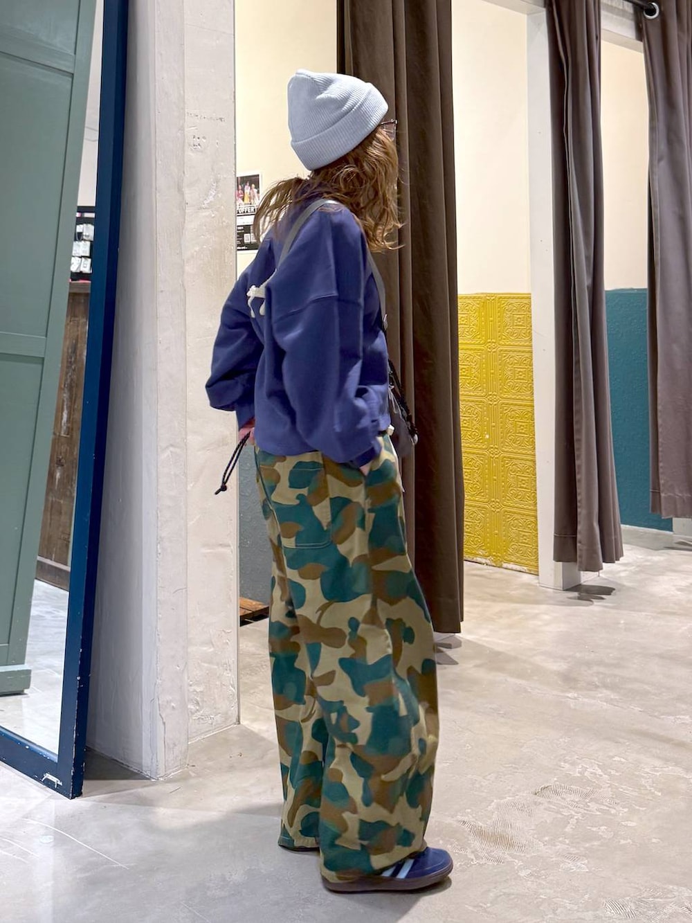 ブルー系のスウェットを着用したレディースの冬コーディネートの3枚目の写真