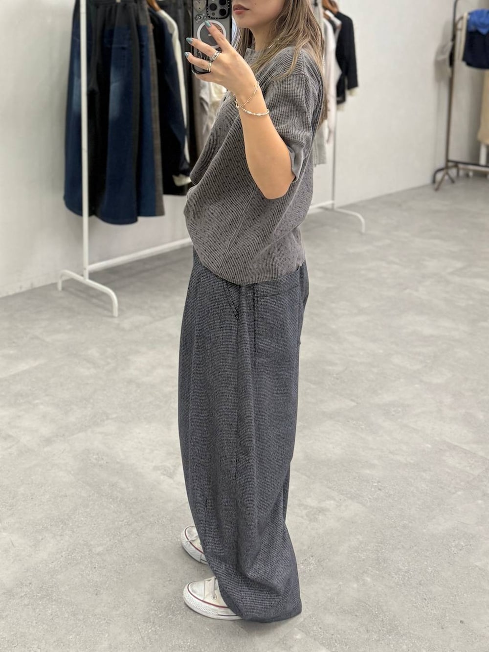 ブルー系のその他パンツ、その他のTシャツ/カットソーを着用したレディースの夏コーディネートの2枚目の写真
