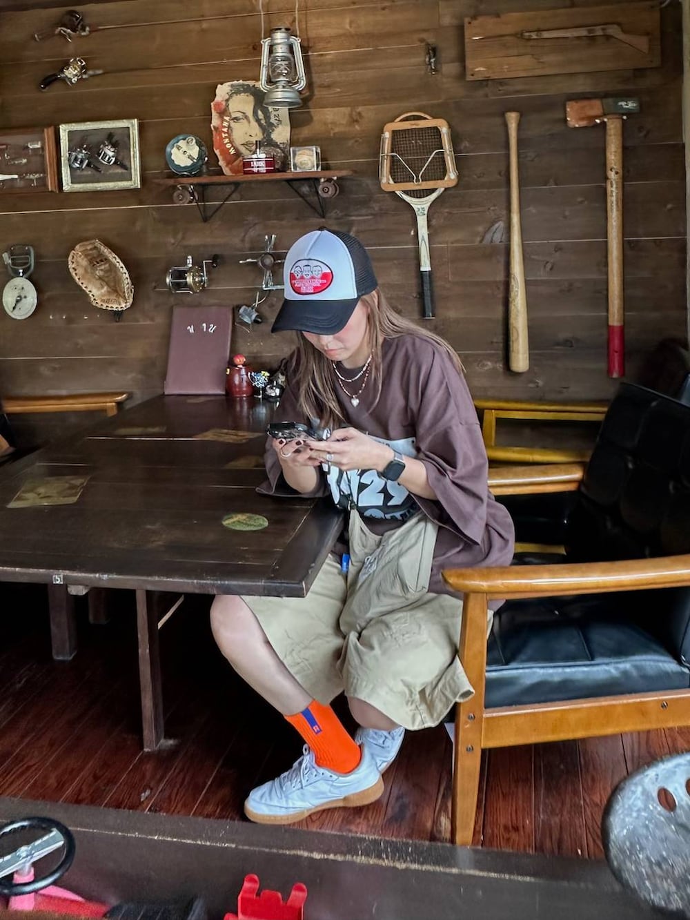 ベージュ系のその他パンツを着用したレディースの夏コーディネートの2枚目の写真