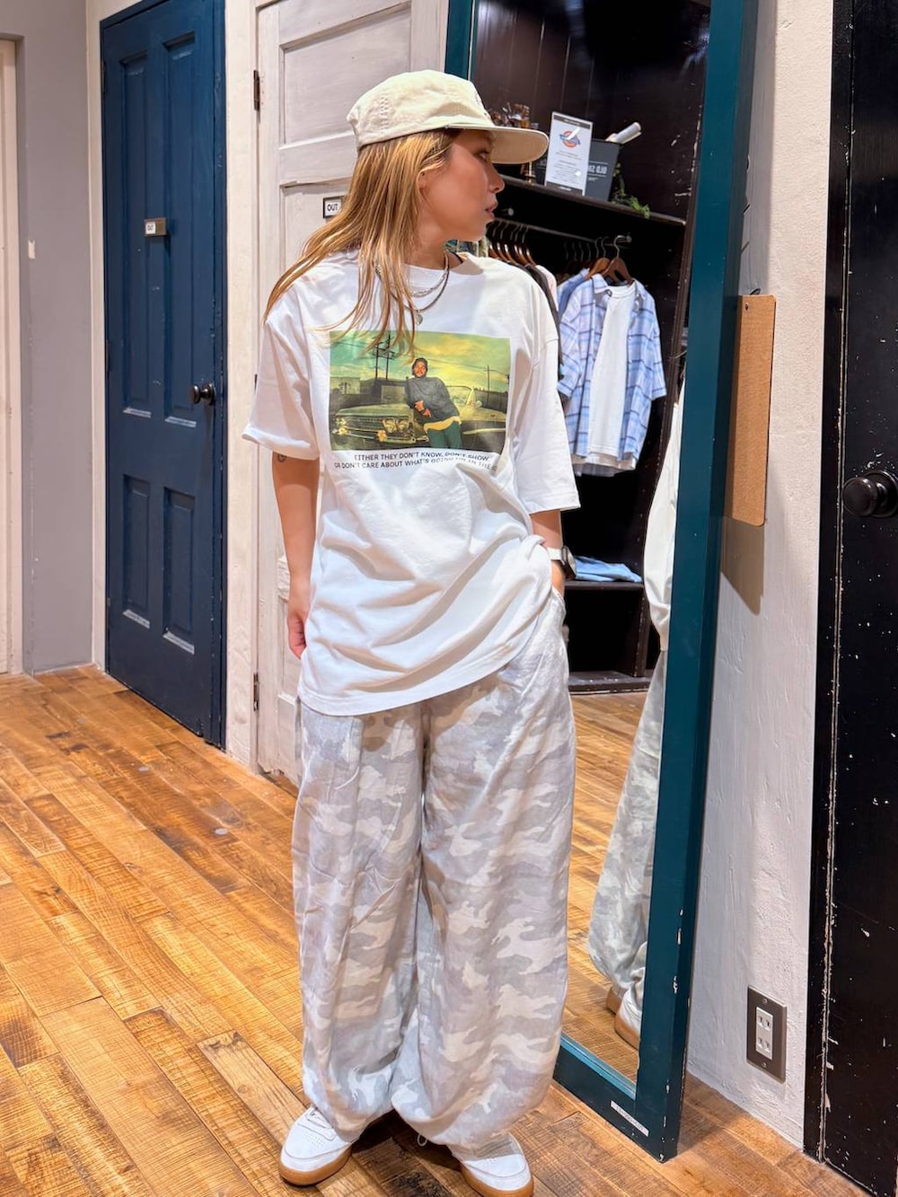 ホワイト系のTシャツ/カットソーを着用したレディースの夏コーディネートの4枚目の写真