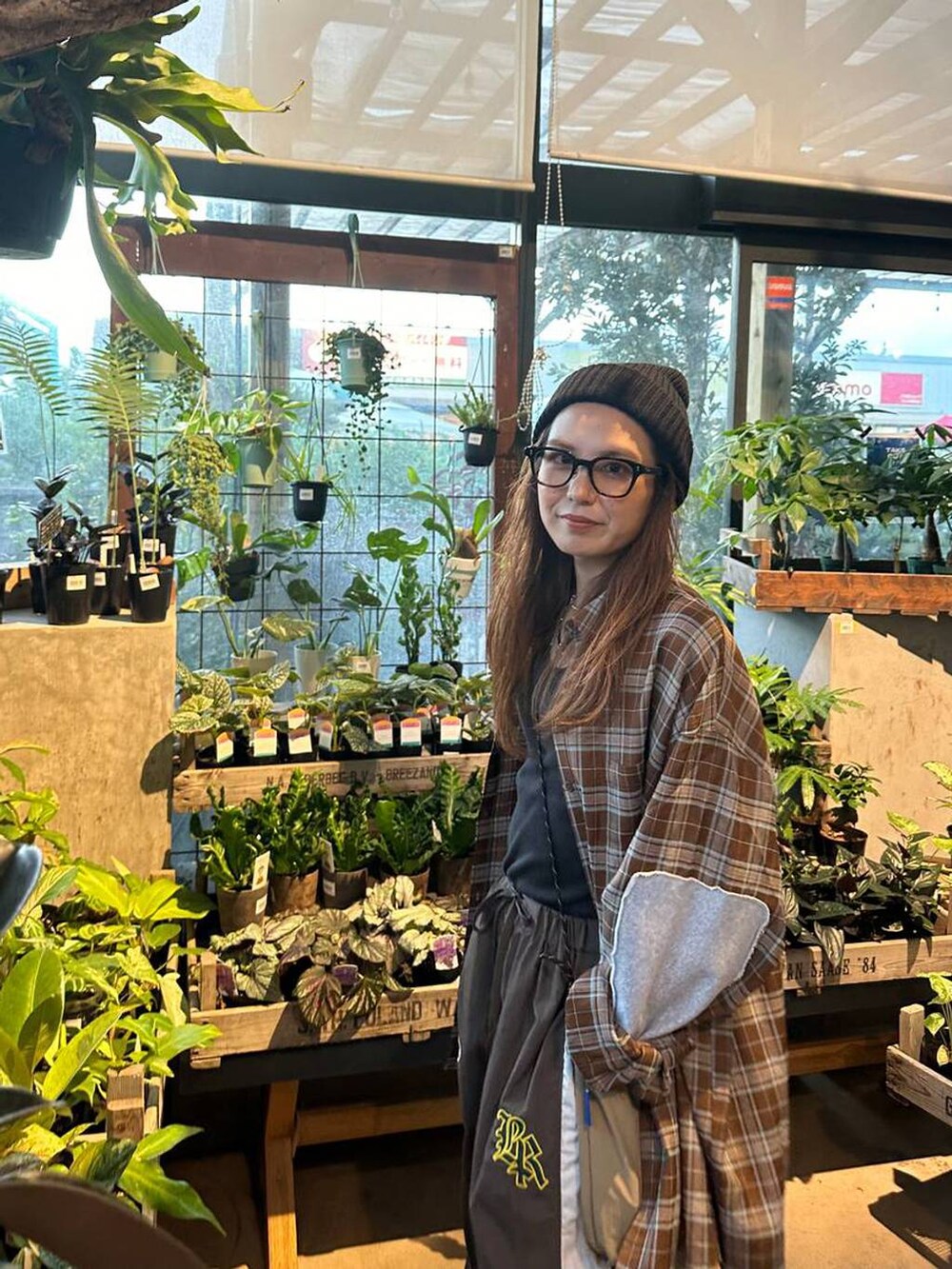 ベージュ系のショルダーバッグ、グレー系のスニーカー、ブラウン系のその他パンツを着用したレディースの秋コーディネートの3枚目の写真