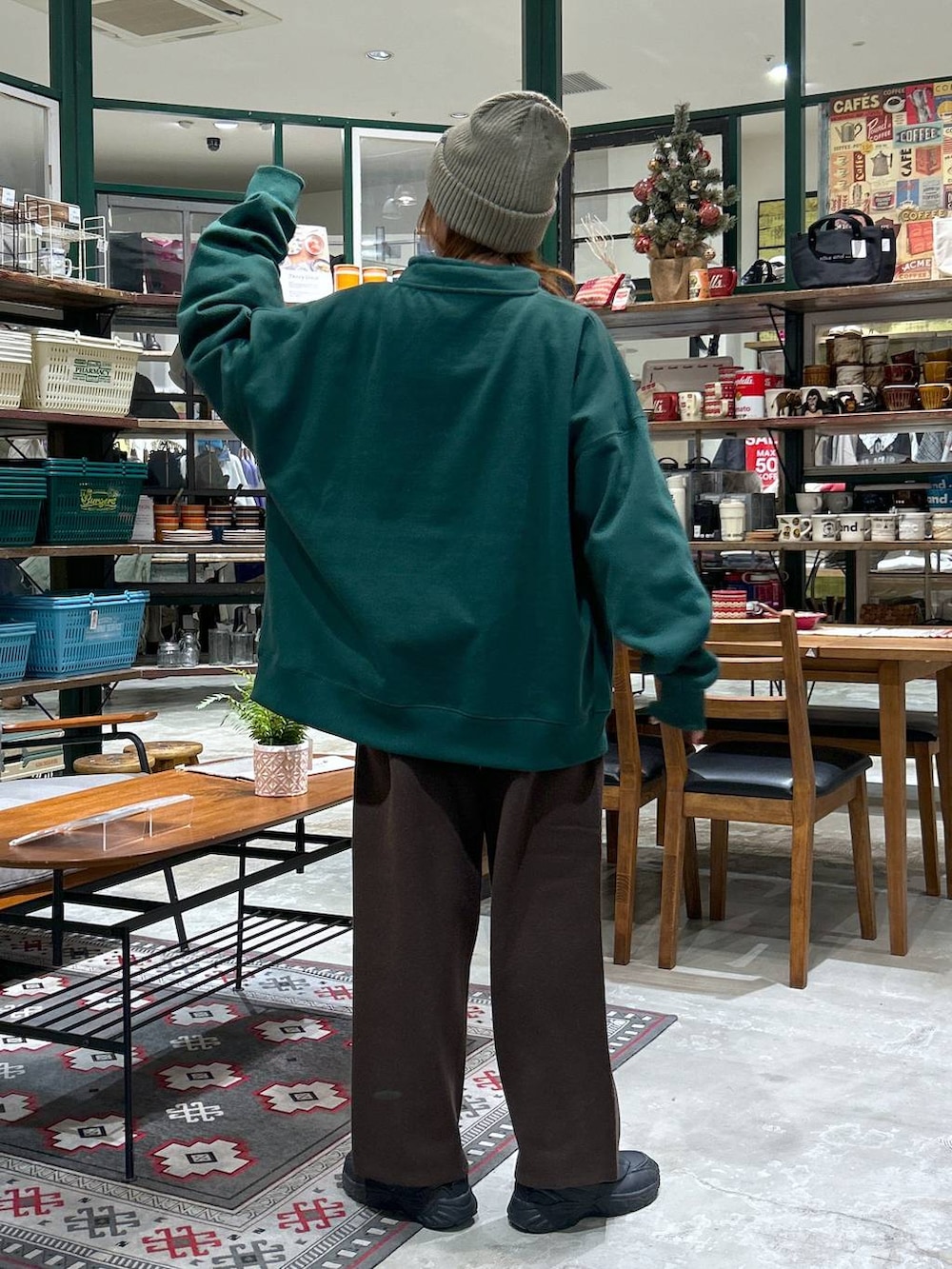 ブラウン系のその他パンツ、グリーン系のその他トップス、ブルー系のその他トップスを着用したレディースの冬コーディネートの6枚目の写真