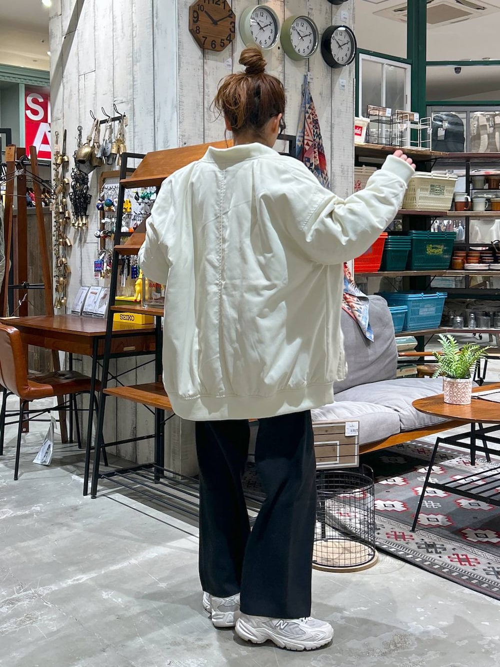 ベージュ系のMA-1、ブラック系のその他パンツ、その他のスウェットを着用したレディースの冬コーディネートの4枚目の写真