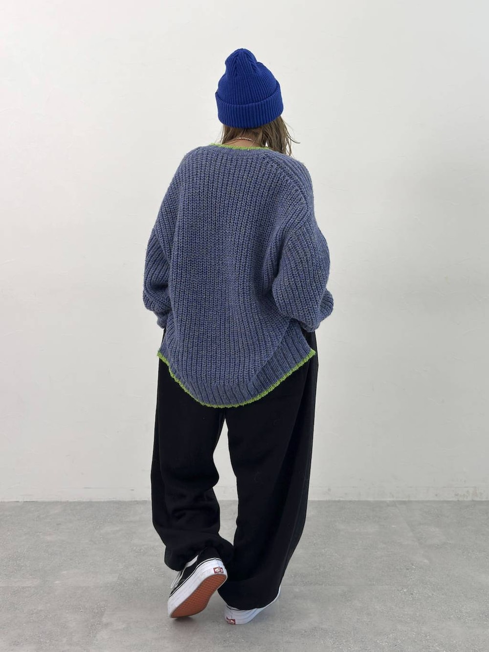 ブラック系のその他パンツ、ブルー系のニット/セーターを着用したレディースの秋コーディネートの5枚目の写真