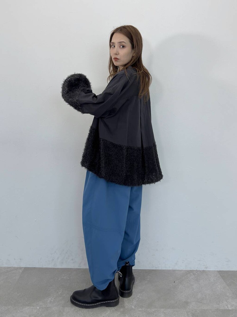 グレー系のタンクトップ、ブルー系のその他パンツ、ブラック系のシャツ/ブラウスを着用したレディースの夏コーディネートの2枚目の写真