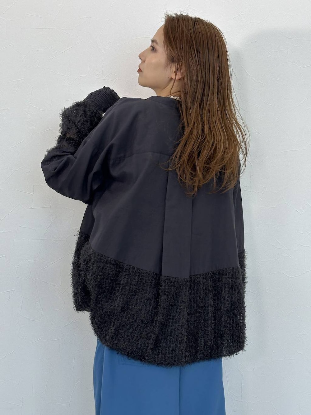 グレー系のタンクトップ、ブルー系のその他パンツ、ブラック系のシャツ/ブラウスを着用したレディースの夏コーディネートの6枚目の写真