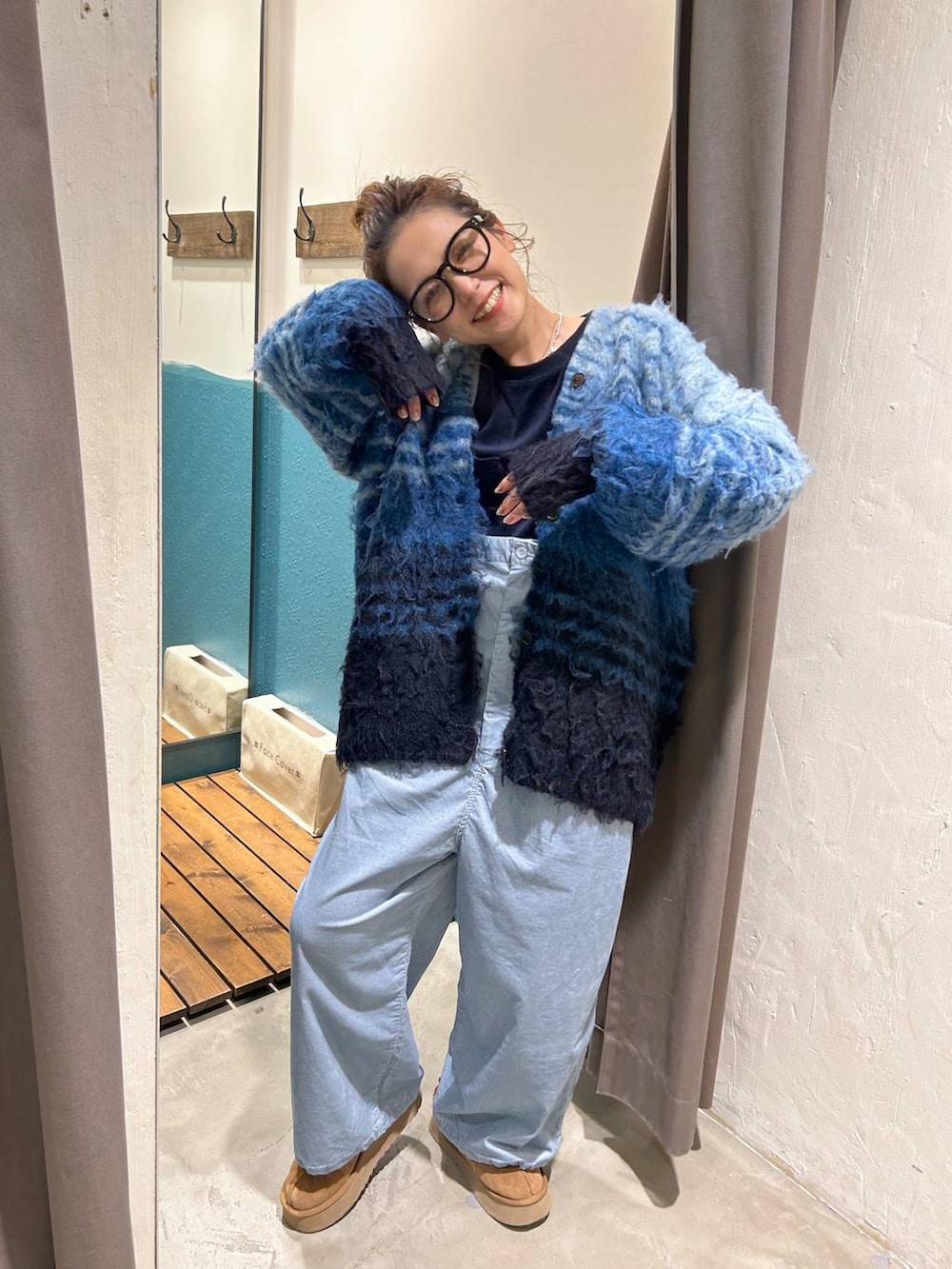 ブルー系のその他トップス、ブルー系のその他パンツ、ブルー系のカーディガン/ボレロを着用したレディースの冬コーディネートの2枚目の写真