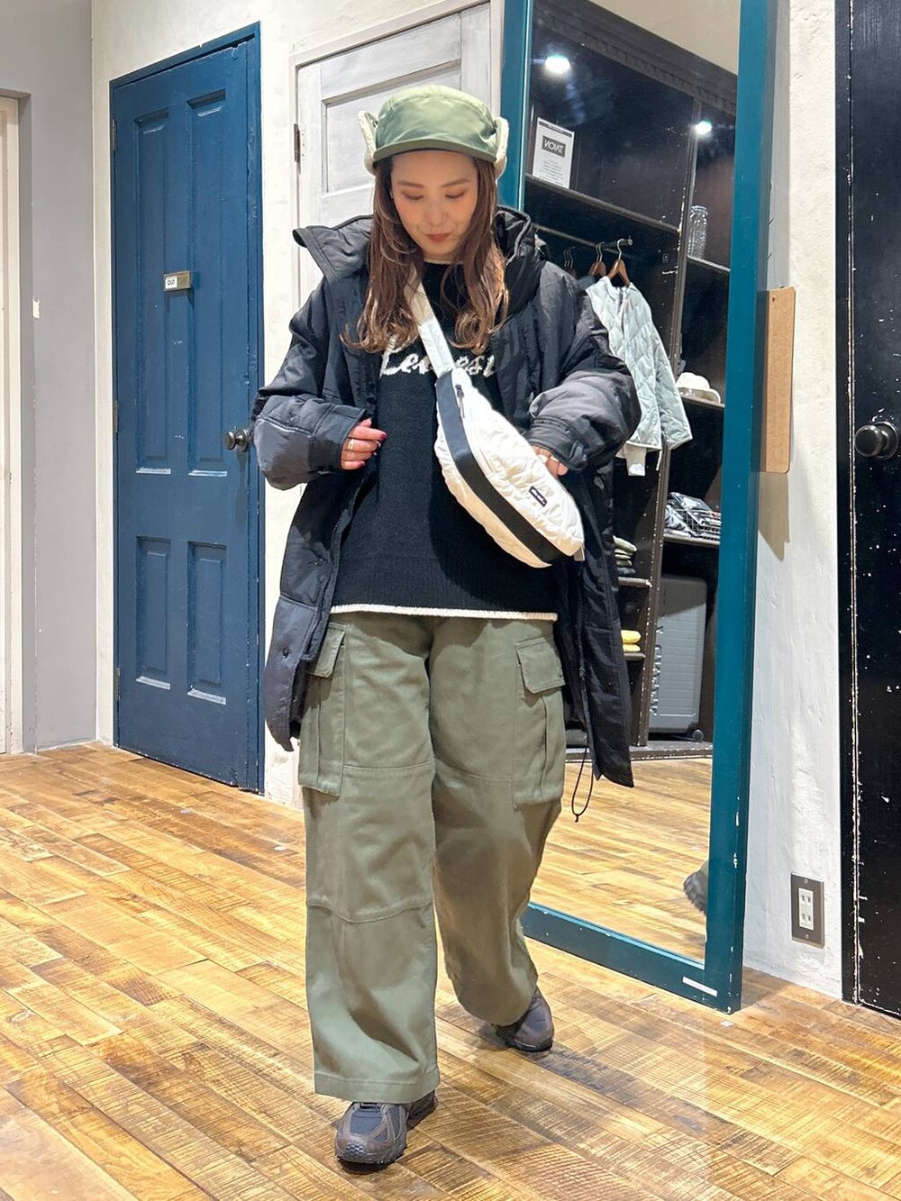 その他のブルゾン、ブラウン系のスニーカー、ベージュ系のショルダーバッグを着用したレディースの冬コーディネートの2枚目の写真