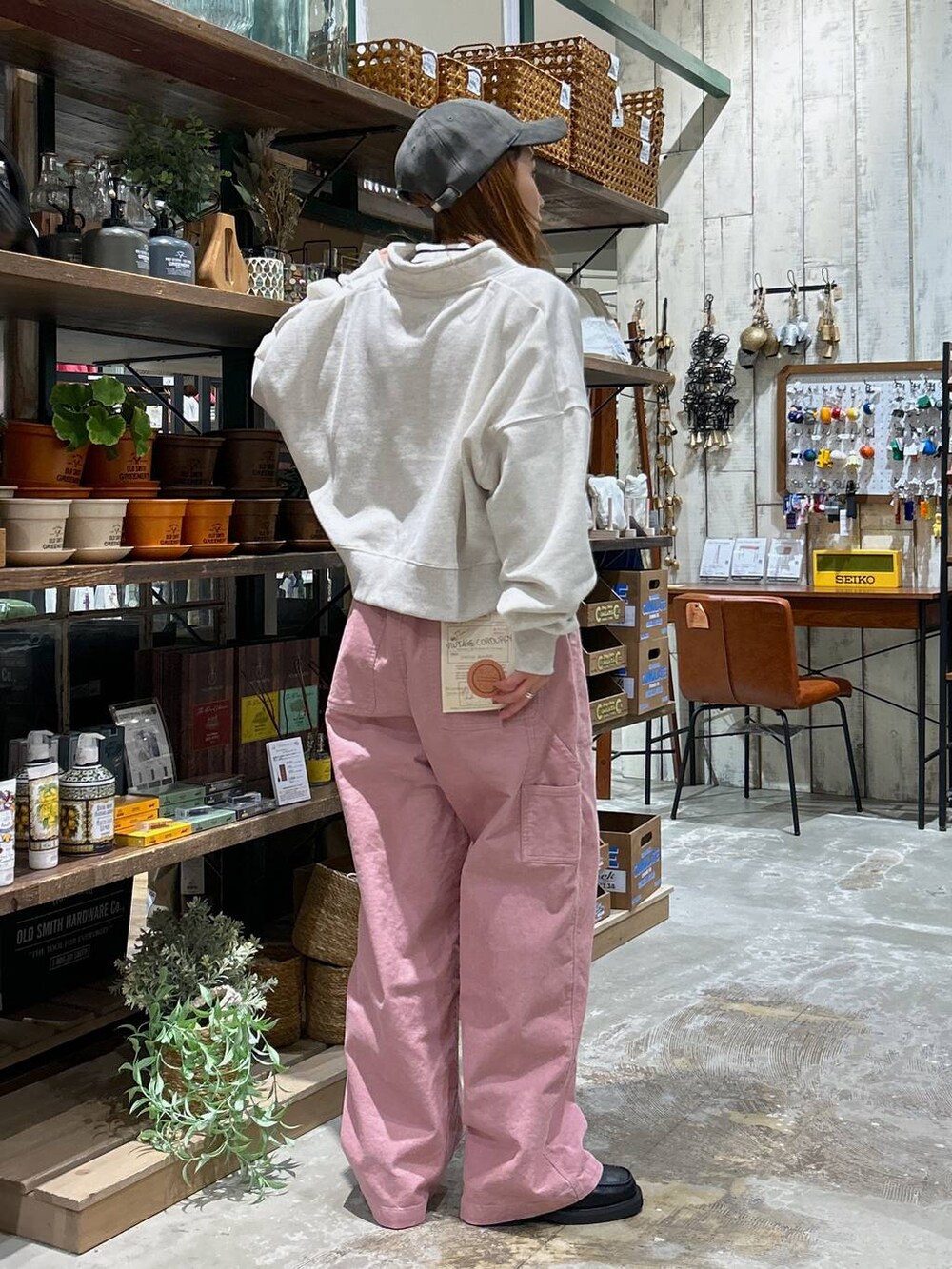 ブラック系のローファー、ピンク系のその他パンツ、ホワイト系のTシャツ/カットソーを着用したレディースの冬コーディネートの4枚目の写真