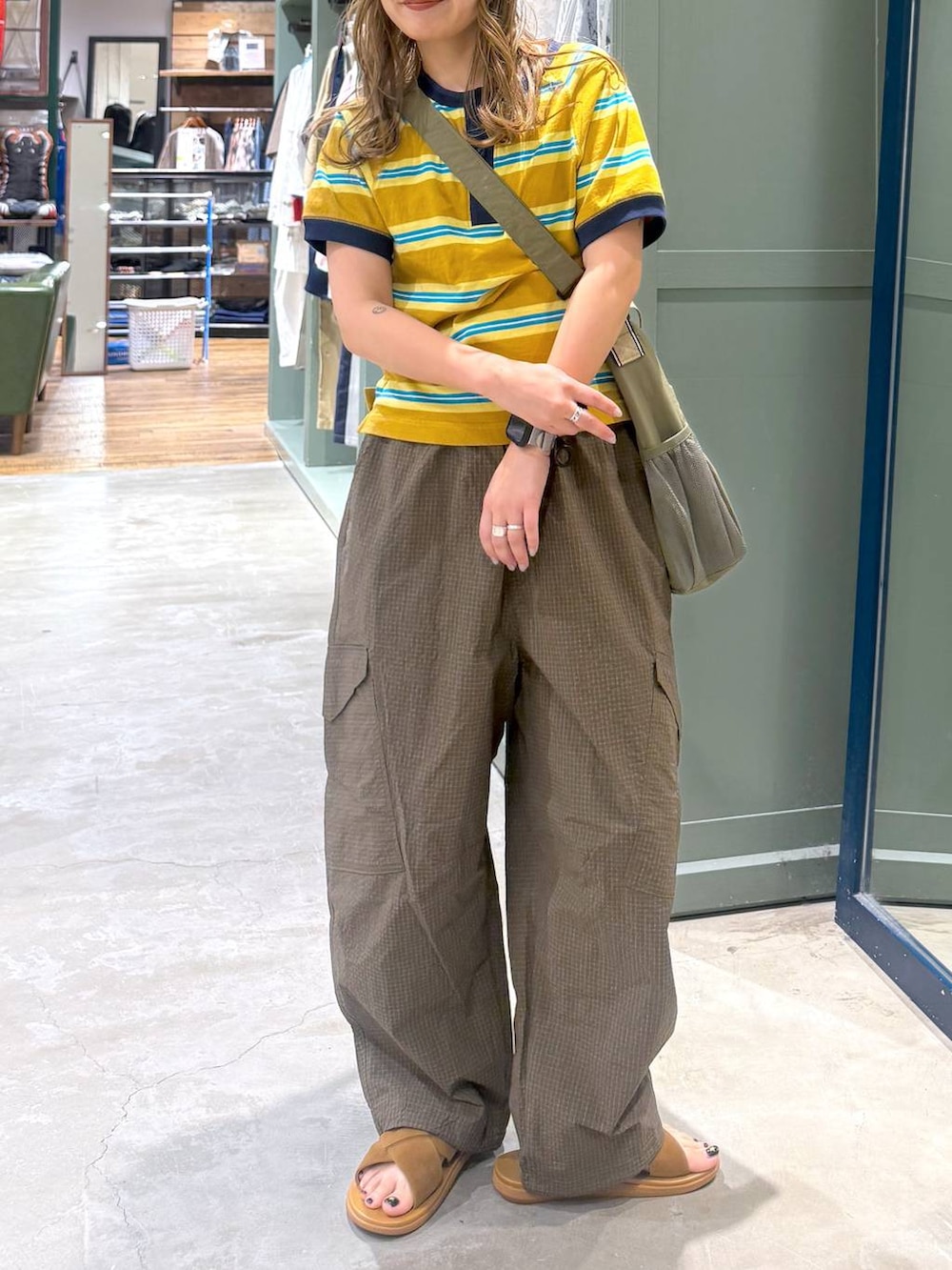 ブラウン系のその他パンツを着用したレディースの春コーディネートの4枚目の写真