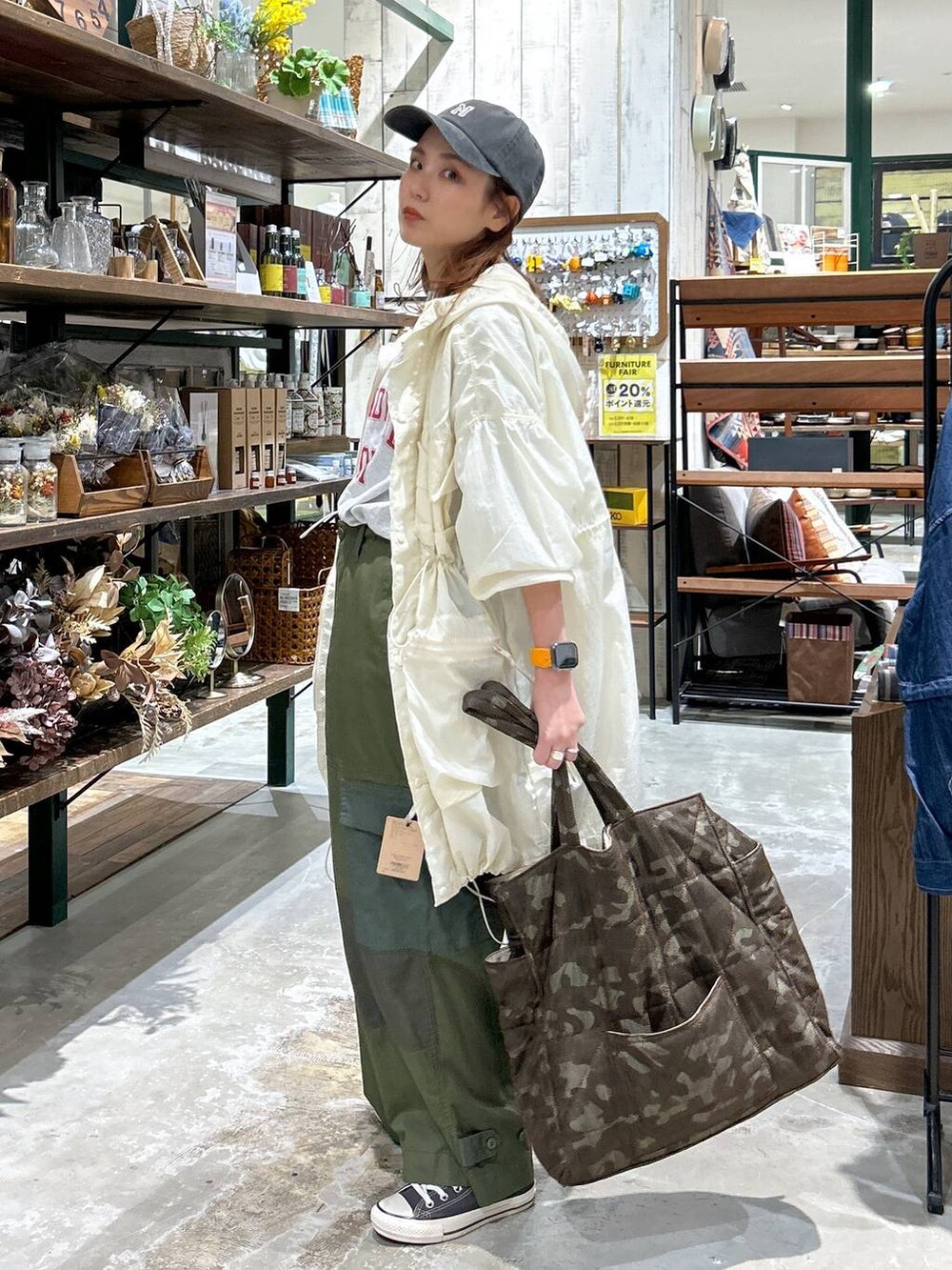 ベージュ系のブルゾン、グレー系のTシャツ/カットソー、ブラック系のキャップを着用したレディースの春コーディネートの3枚目の写真