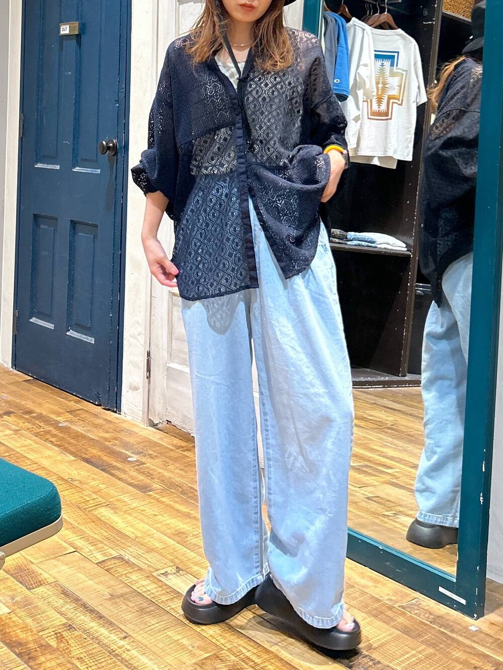 ブラック系のサンダル、その他のシャツ/ブラウス、グレー系のタンクトップを着用したレディースの春コーディネートの5枚目の写真