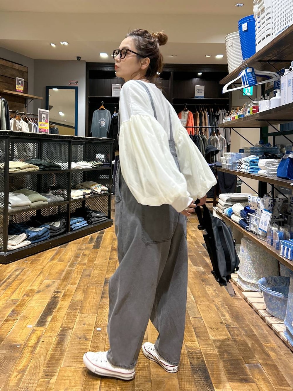 その他のその他パンツ、グレー系のボディバッグ/ウエストポーチを着用したレディースの冬コーディネートの2枚目の写真