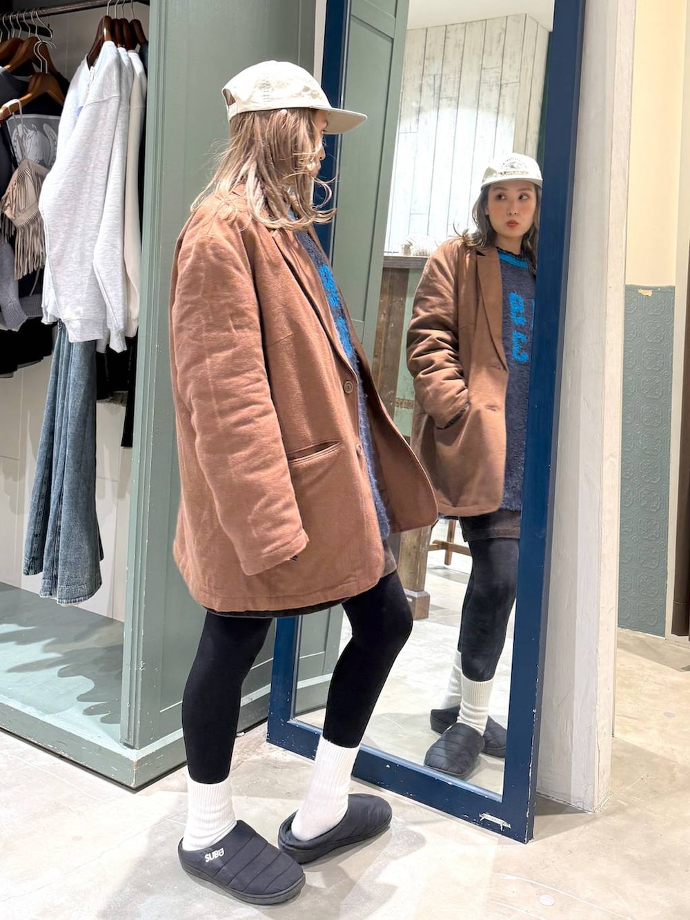 ブラウン系のスカート、ブラウン系のテーラードジャケット、ホワイト系のキャップを着用したレディースの秋コーディネートの4枚目の写真