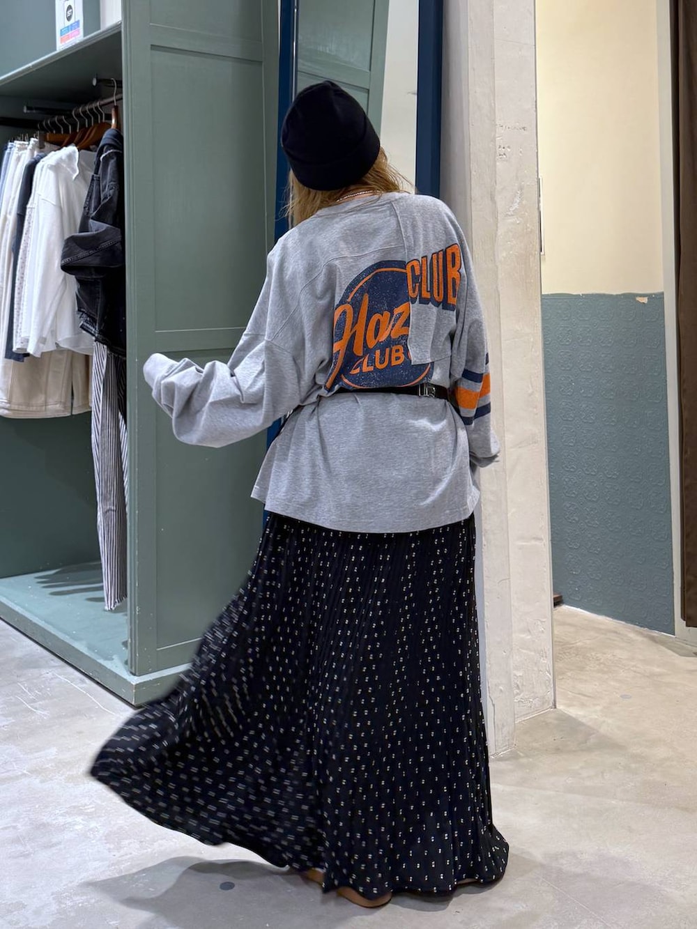 ブラック系のスカート、ブラック系のボディバッグ/ウエストポーチを着用したレディースの冬コーディネートの4枚目の写真