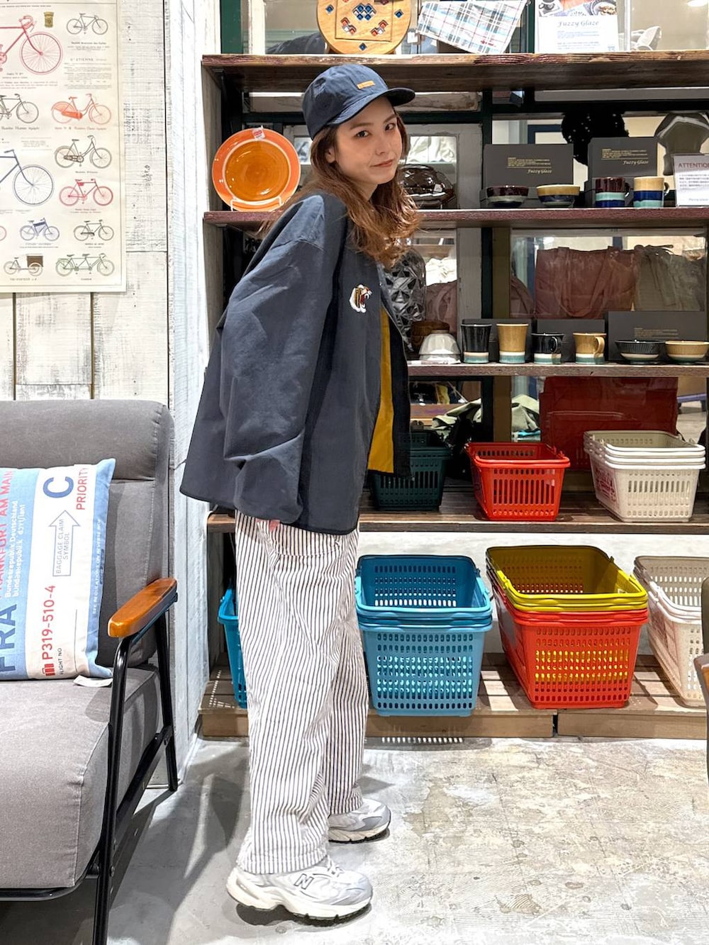 ブラック系のTシャツ/カットソー、グレー系のブルゾンを着用したレディースの冬コーディネートの2枚目の写真