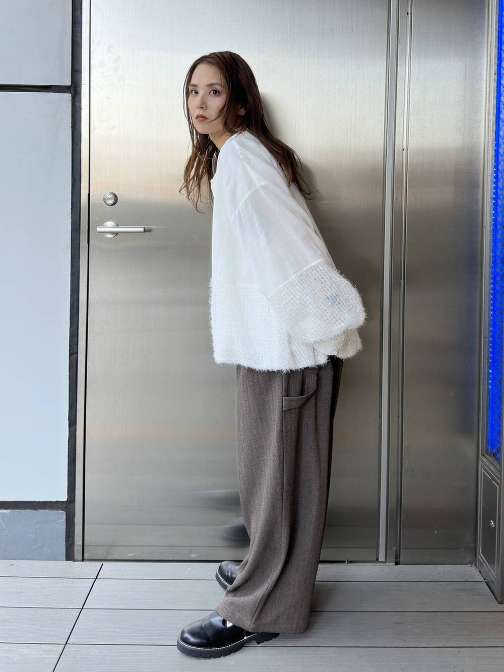 ブラック系のキャミソール、ホワイト系のシャツ/ブラウス、ブラウン系のその他パンツを着用したレディースの夏コーディネートの3枚目の写真